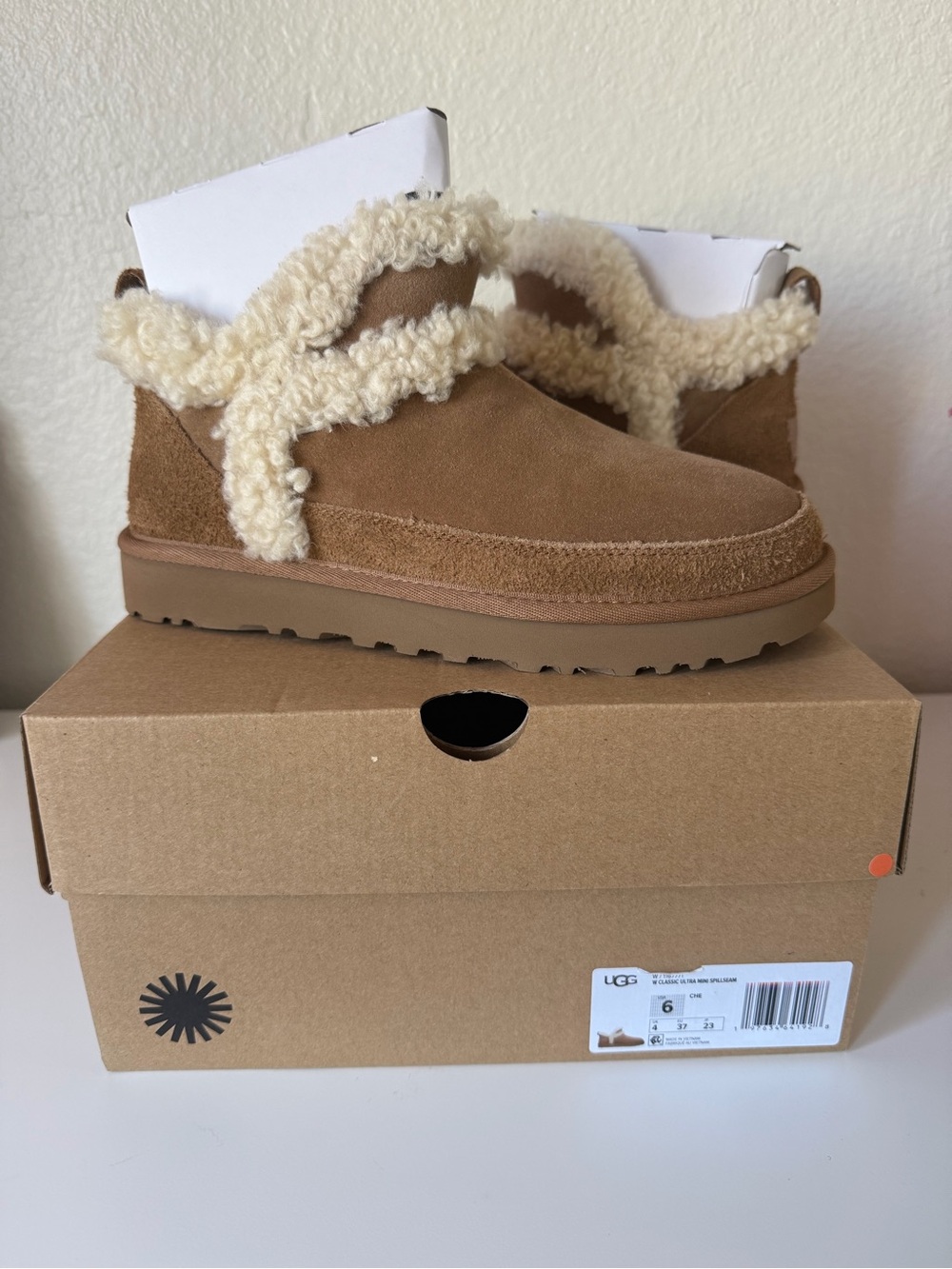 UGG Chestnut Suede Shearling size 6 new